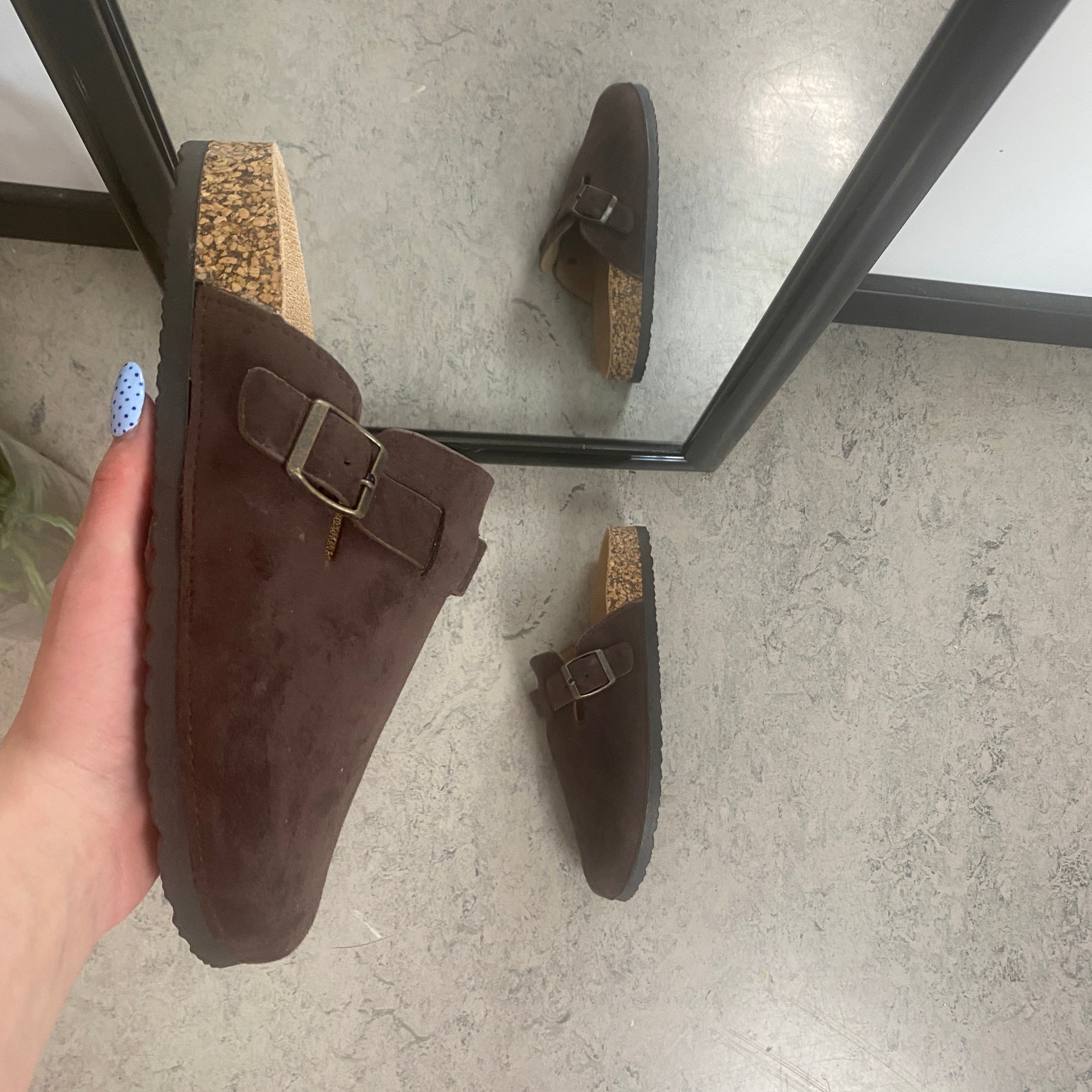 Mørkebrun slip on sandal i tekstil – klassisk model med justerbart spænde