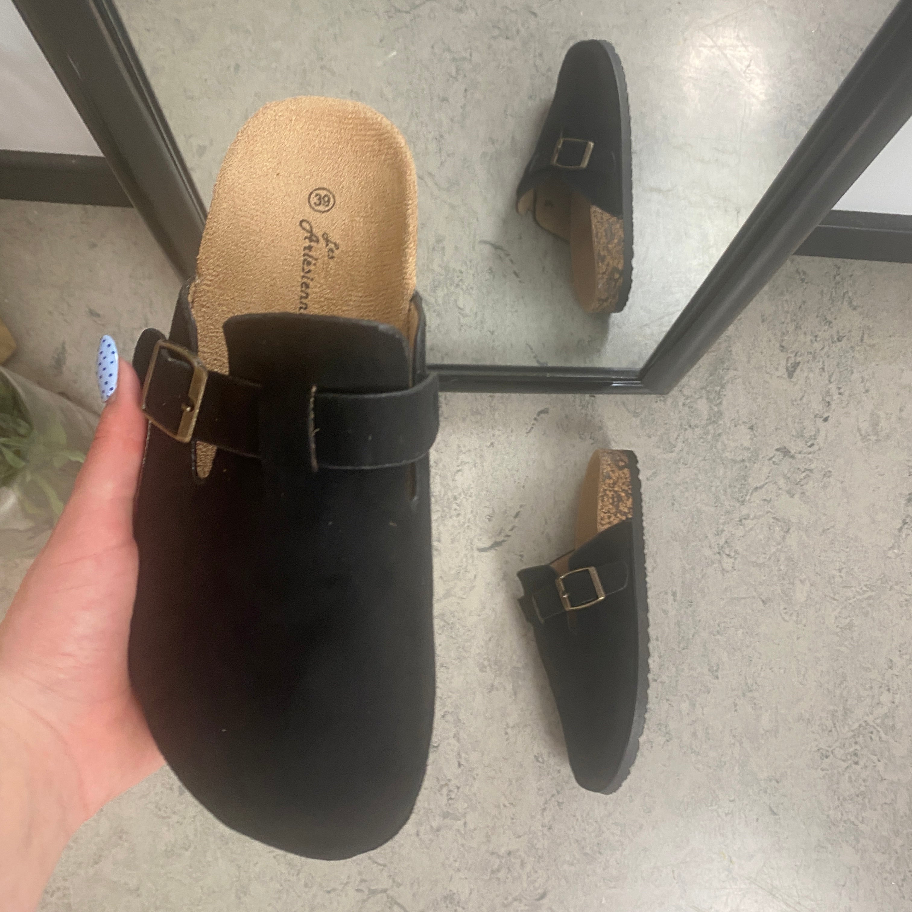 Sort slip on sandal i tekstil – klassisk model med justerbart spænde