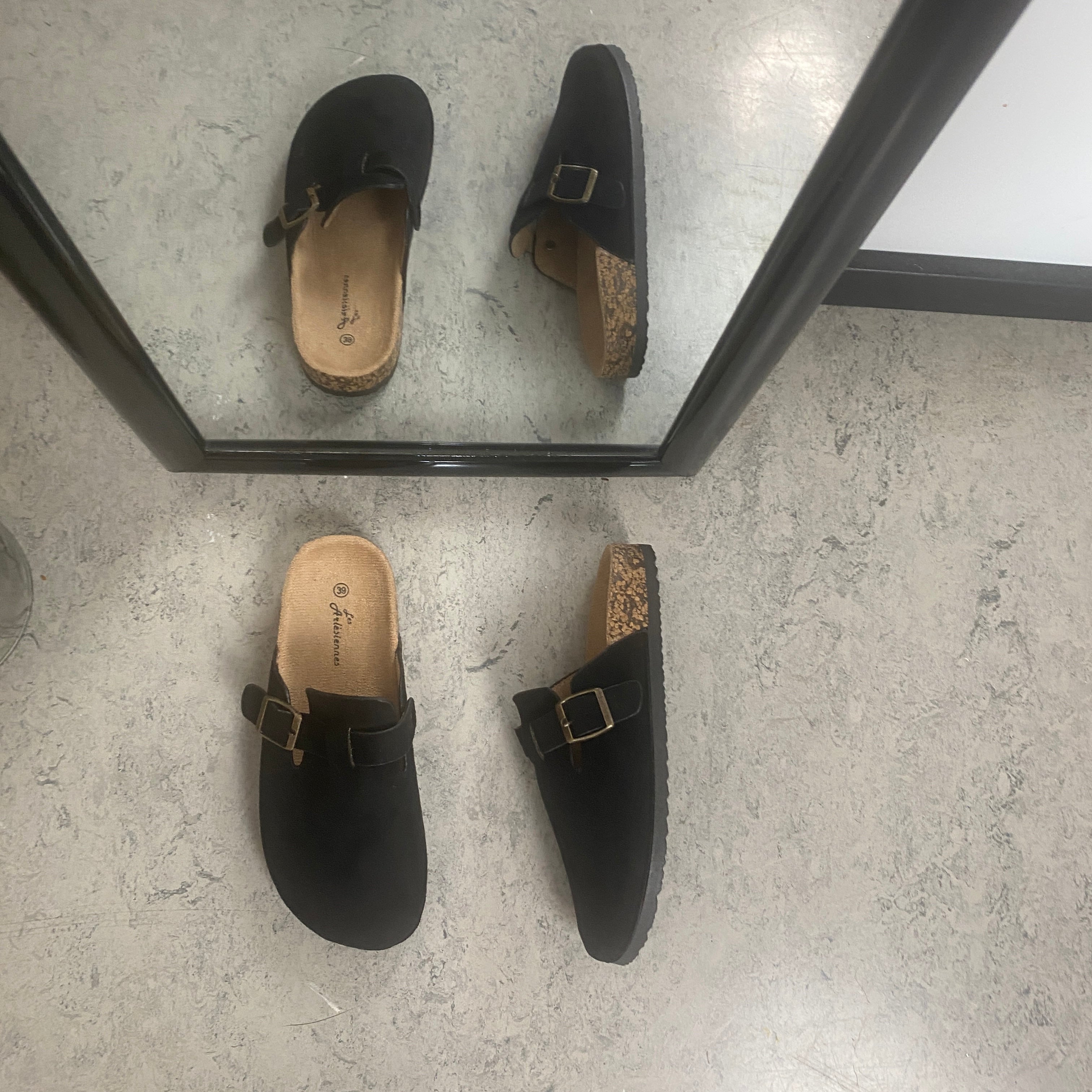 Sort slip on sandal i tekstil – klassisk model med justerbart spænde