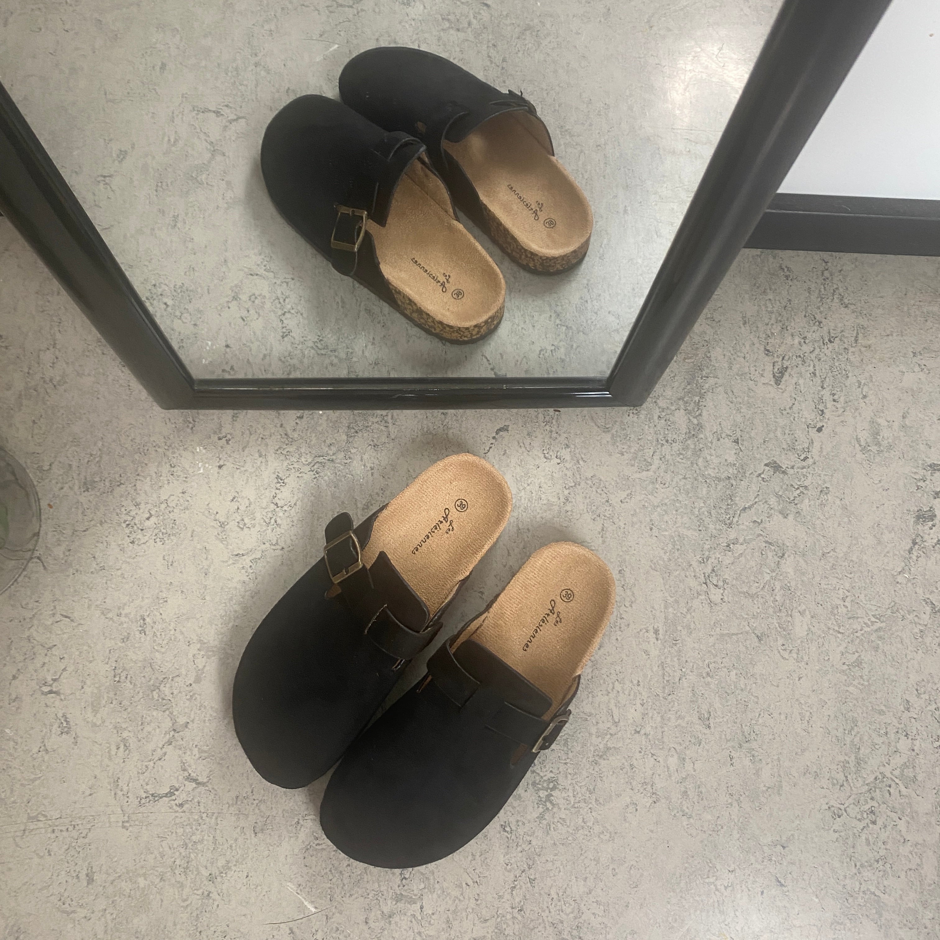 Sort slip on sandal i tekstil – klassisk model med justerbart spænde