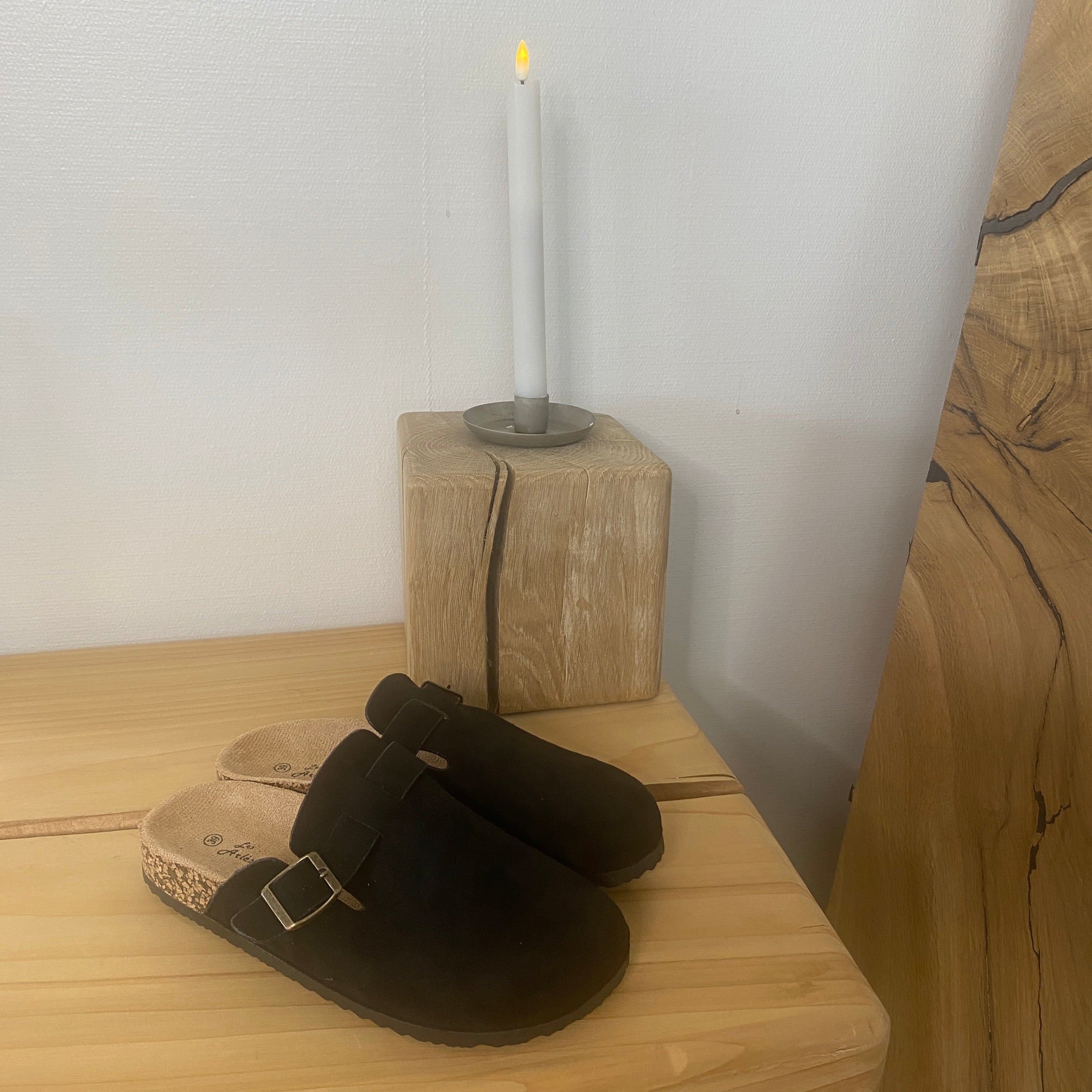 Sort slip on sandal i tekstil – klassisk model med justerbart spænde