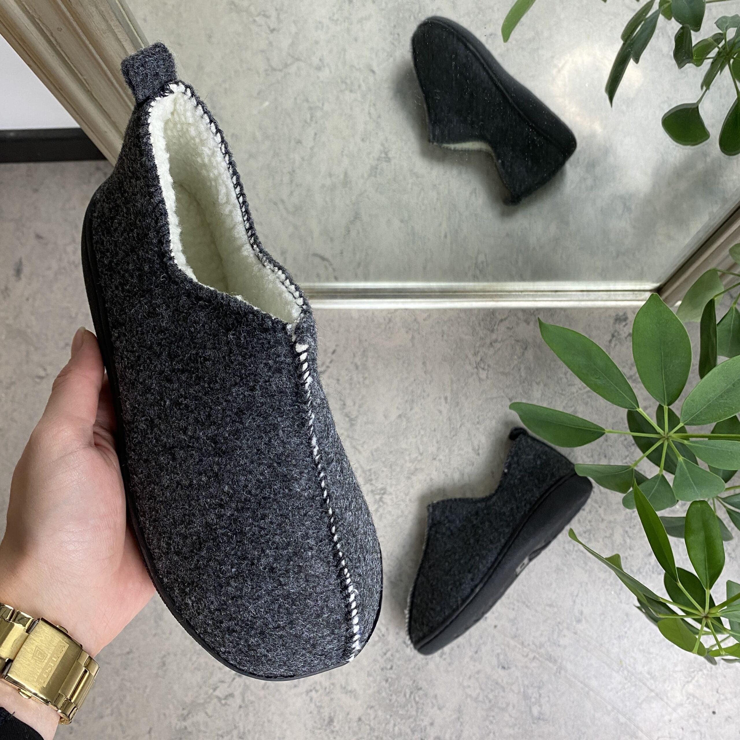 Meget blød og behagelig mørkegrå hjemmesko