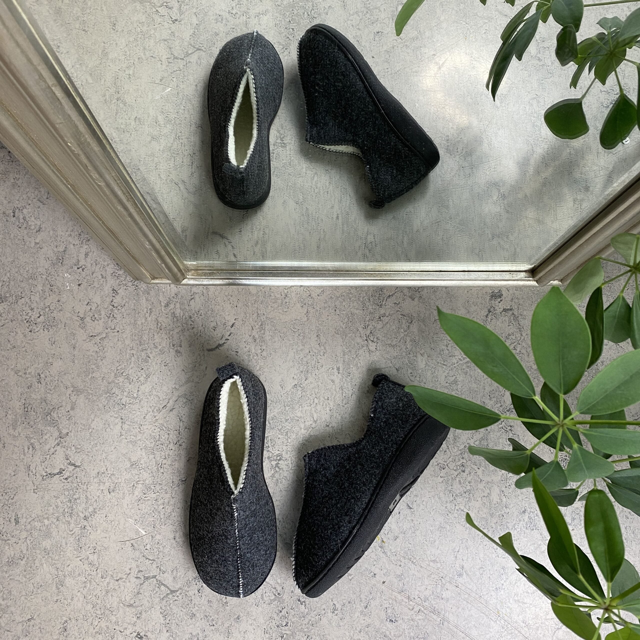 Meget blød og behagelig mørkegrå hjemmesko