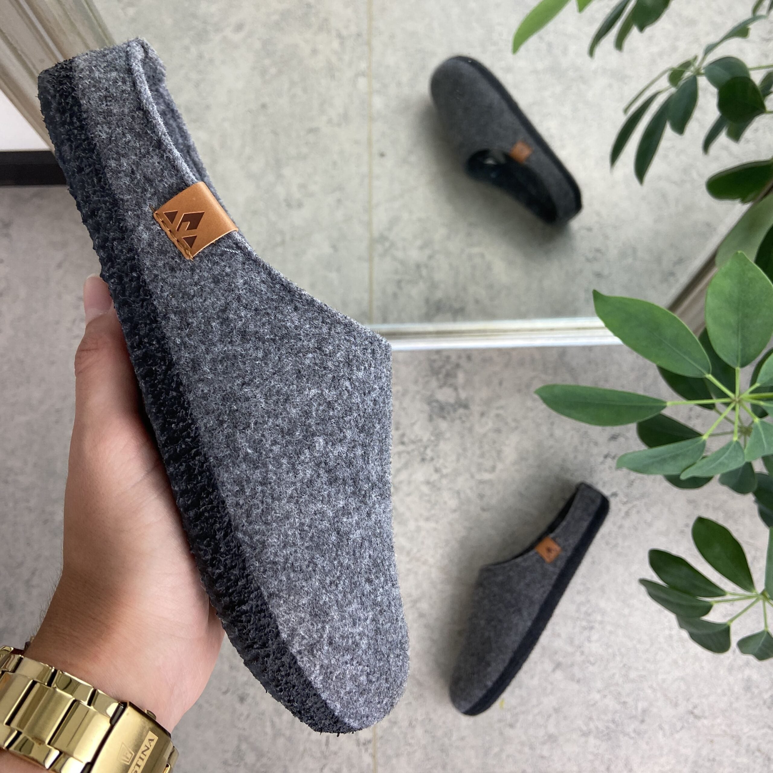 Mørkgrå filtet hjemmesko med svangstøtte