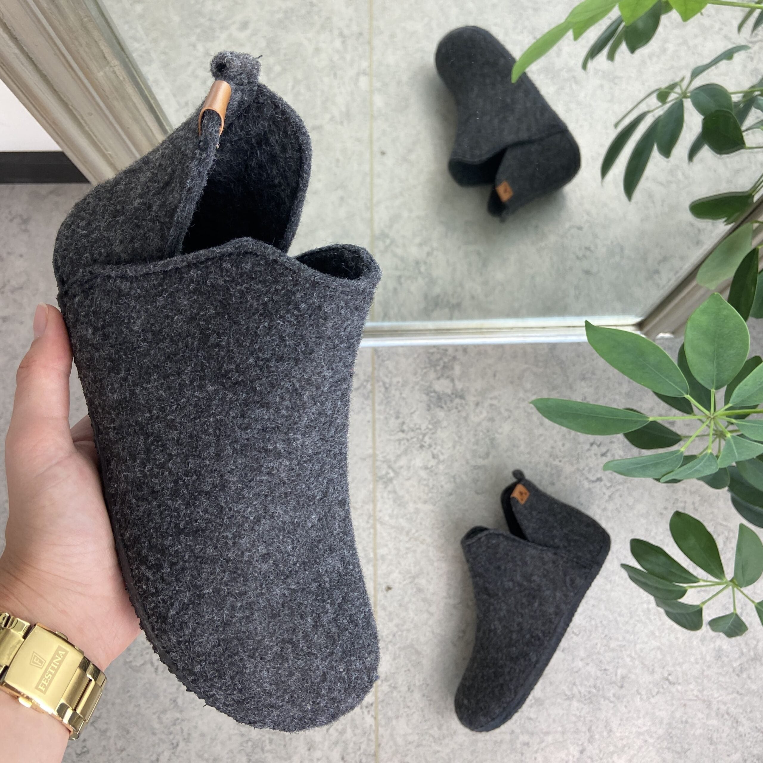 Mørkgrå filtet hjemmesko med højt skaft