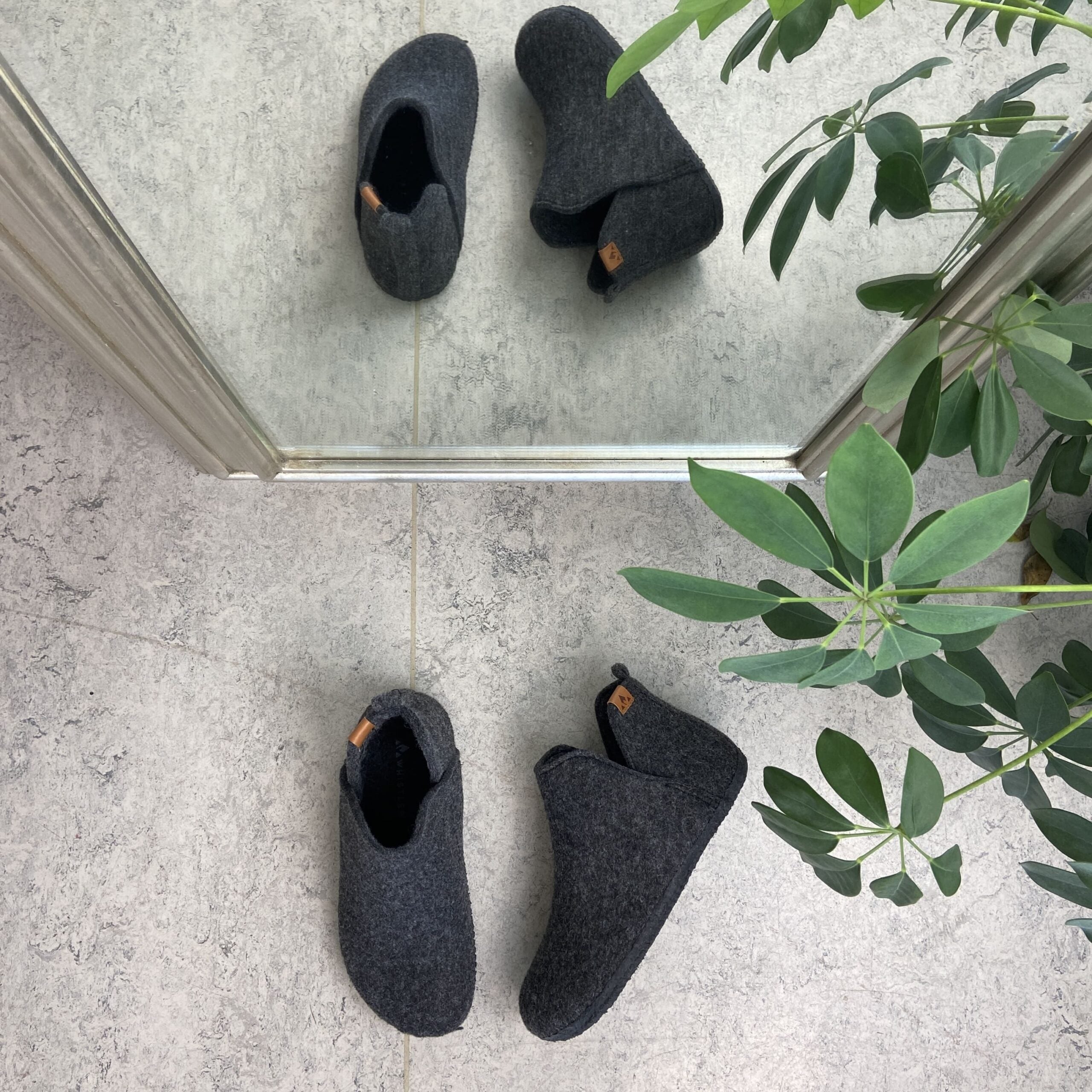 Mørkgrå filtet hjemmesko med højt skaft