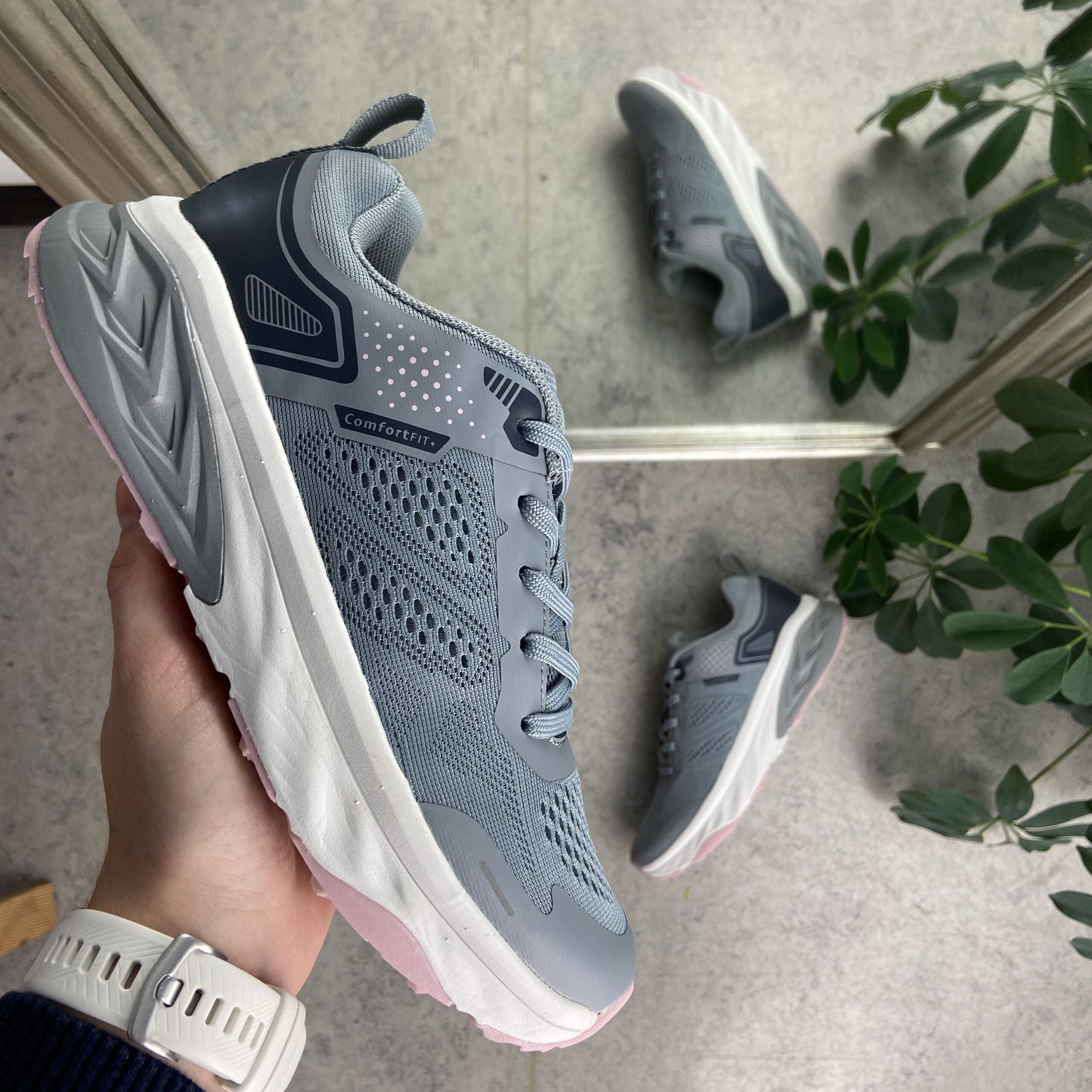 Grå sko fra Endurance med smarte detaljer og god stødabsorbering.