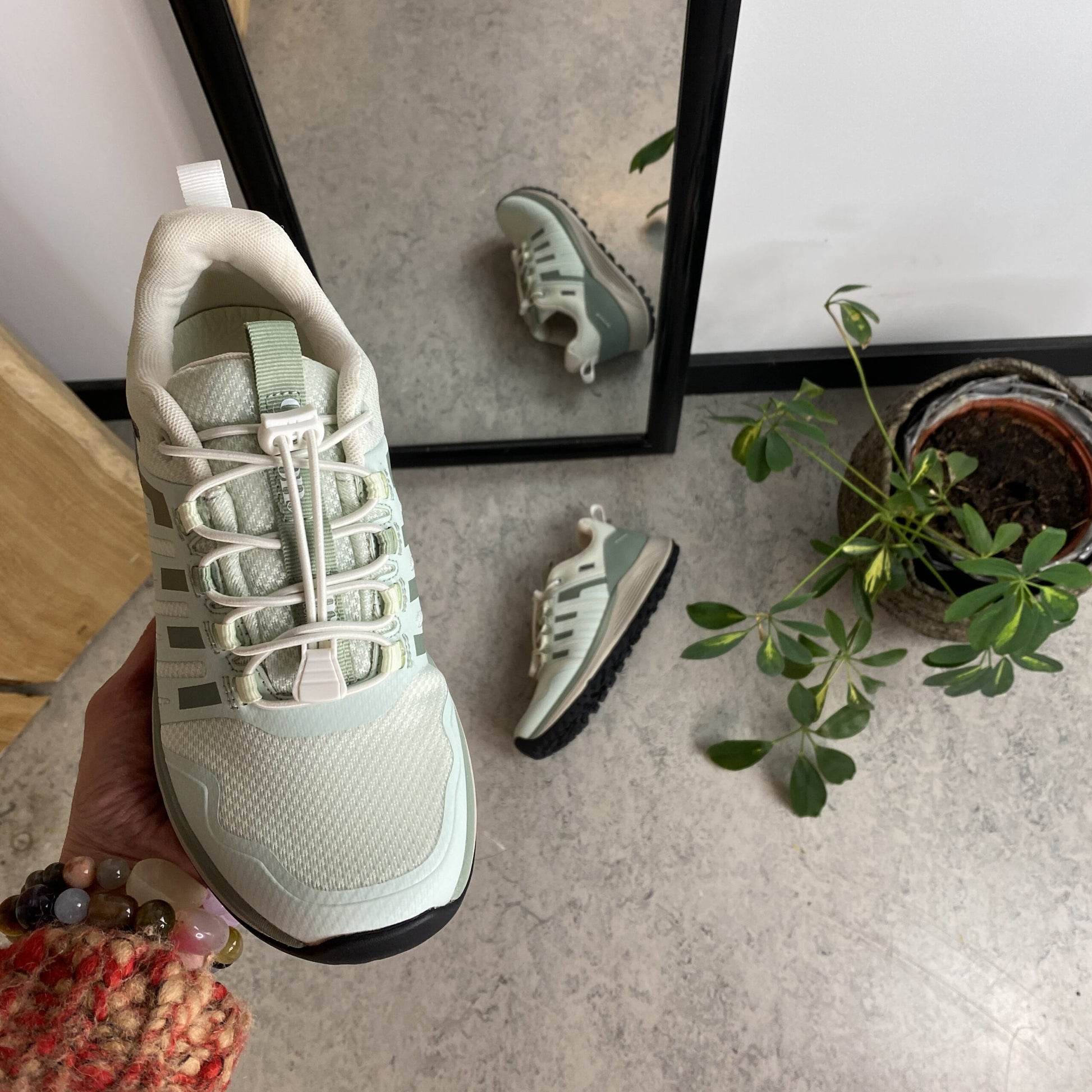 Vandtæt, mintgrøn letvægtssko fra Green Comfort med god svangstøtte.
