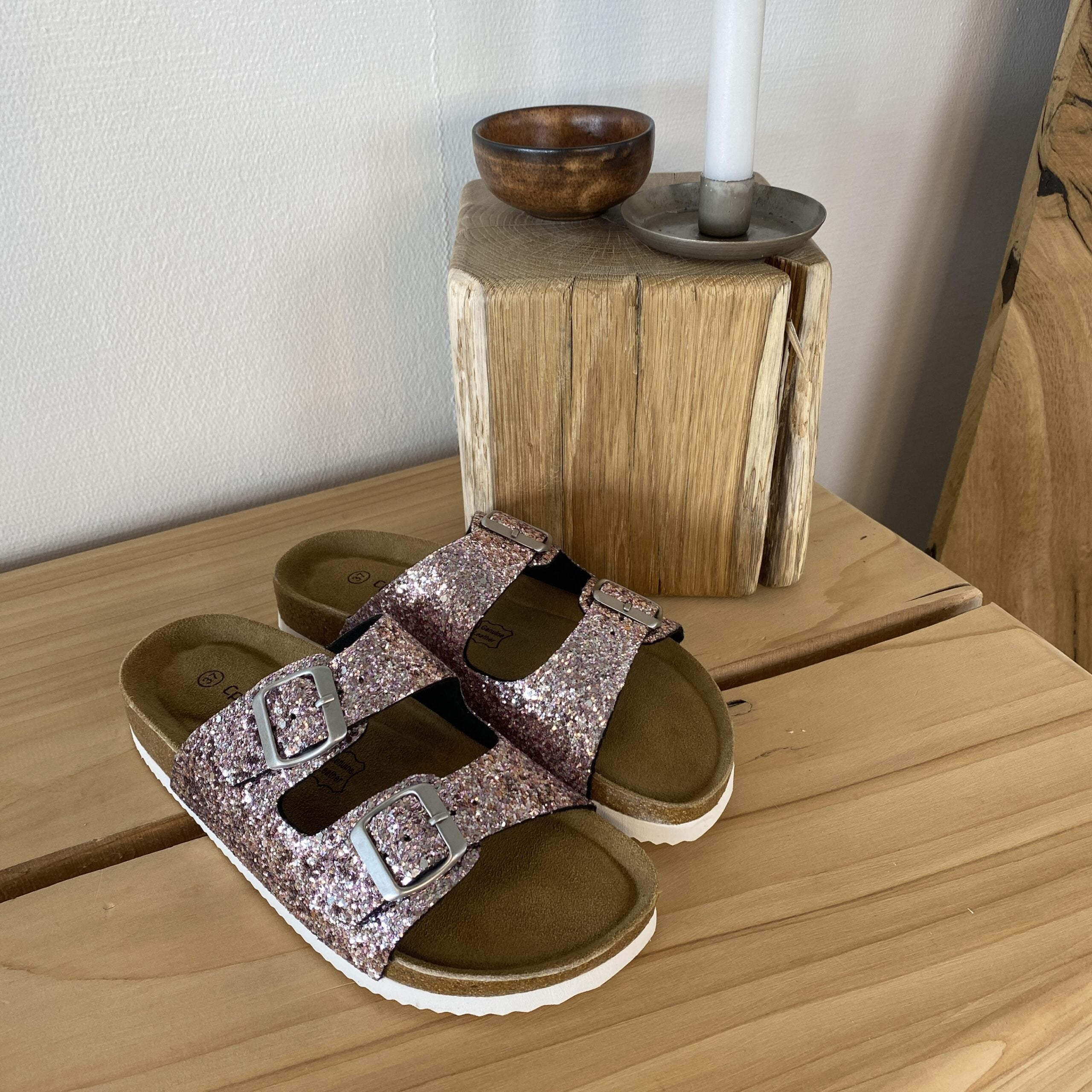 Cph biosandal med brede remme i roseguld glimmer.