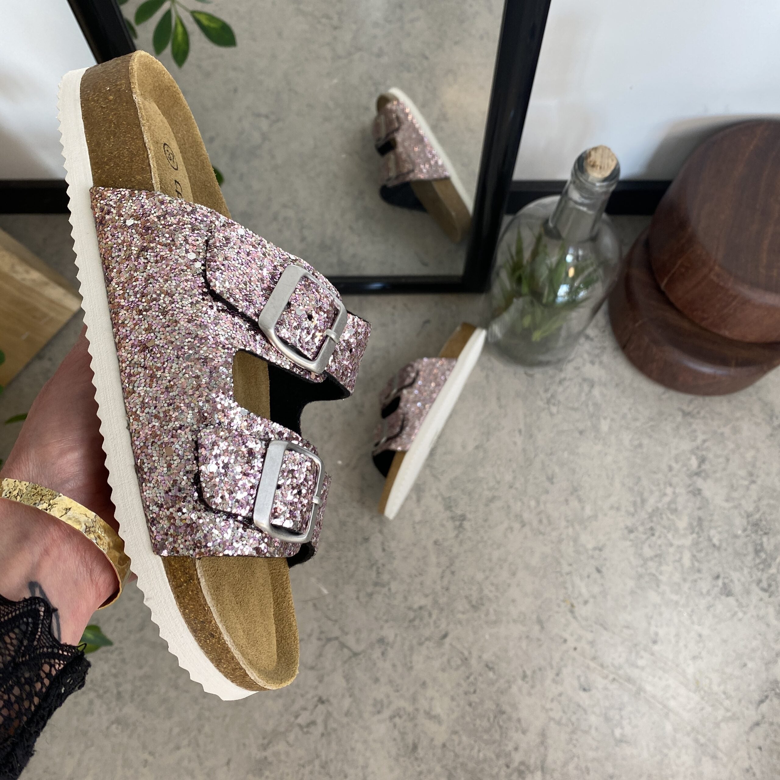 Cph biosandal med brede remme i roseguld glimmer.