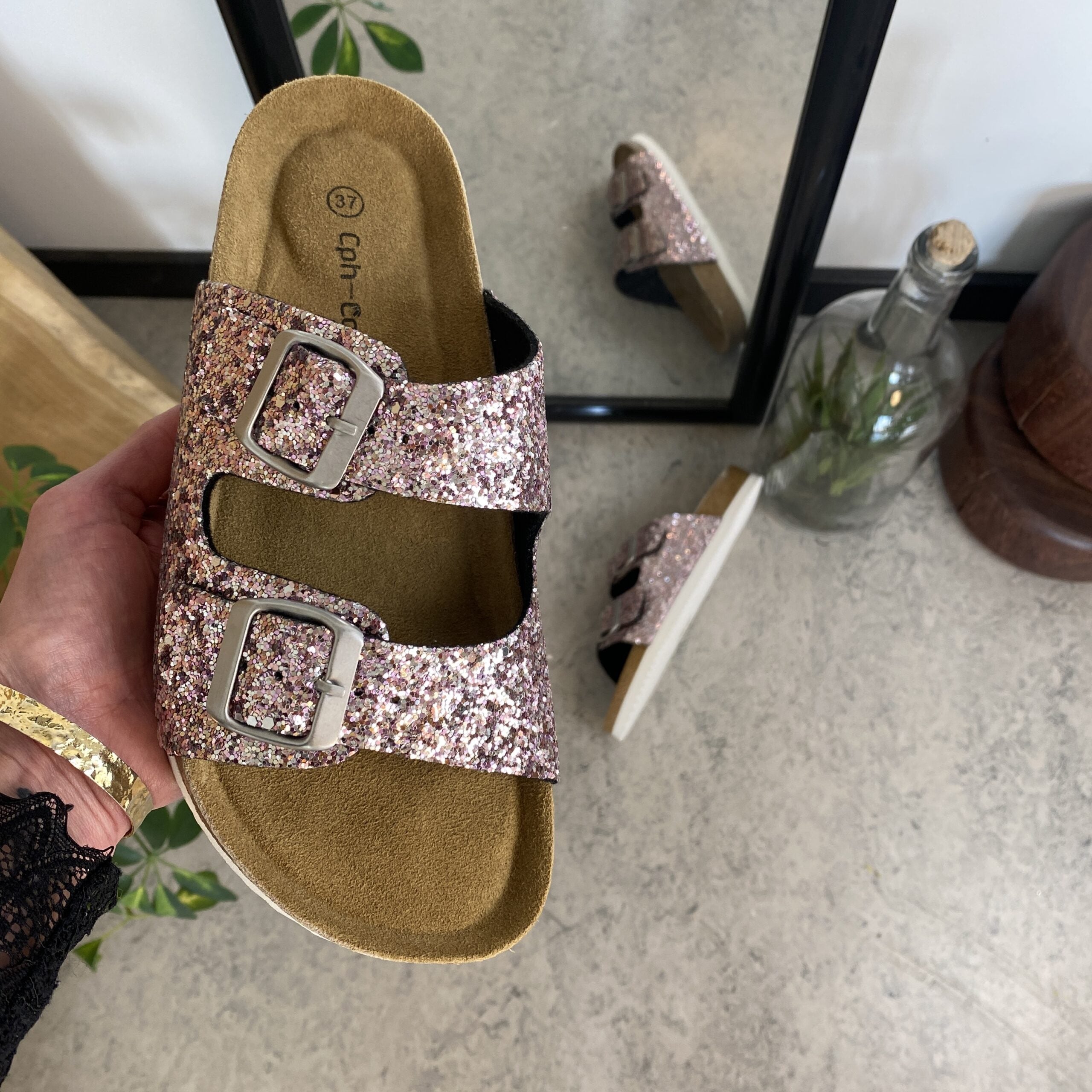 Cph biosandal med brede remme i roseguld glimmer.