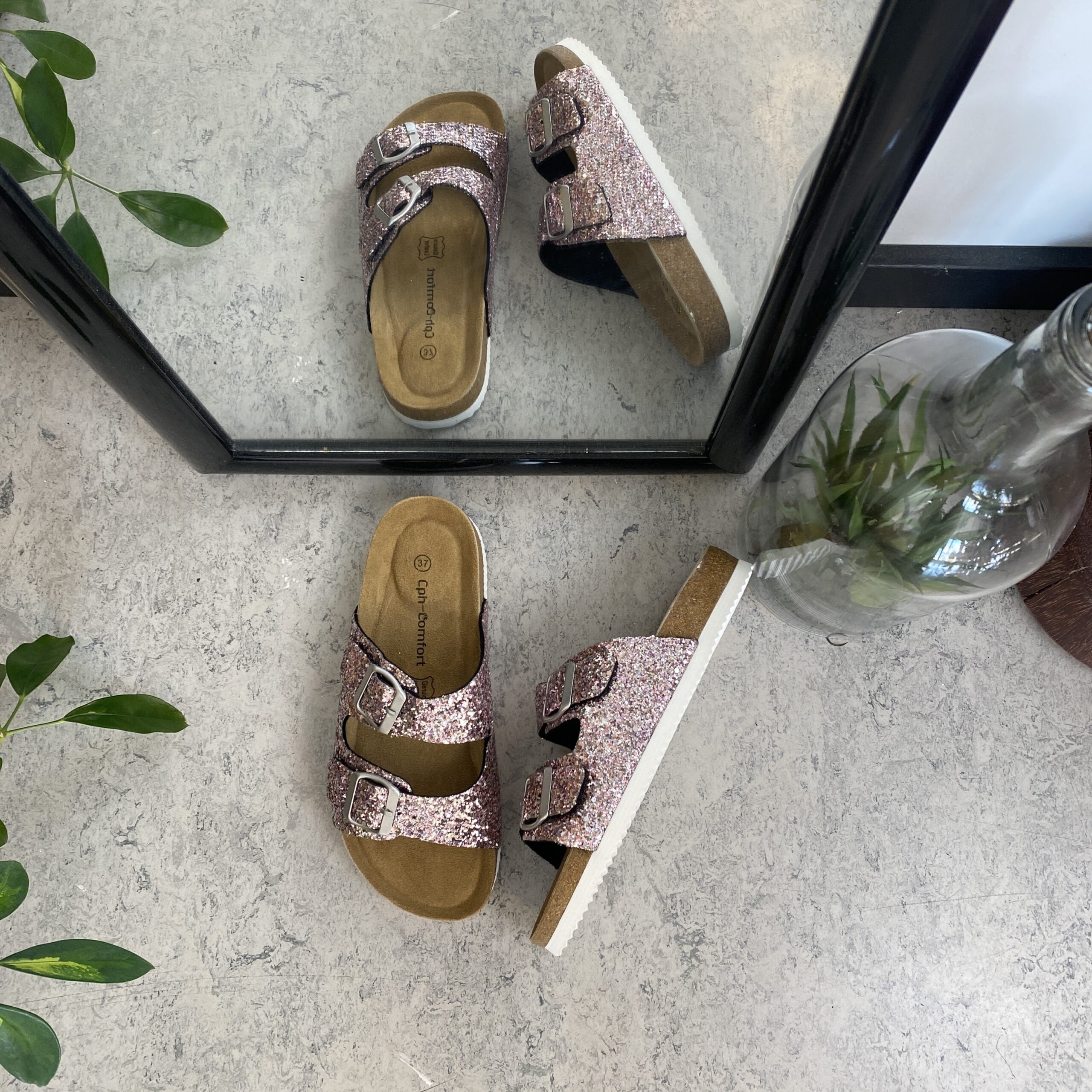 Cph biosandal med brede remme i roseguld glimmer.