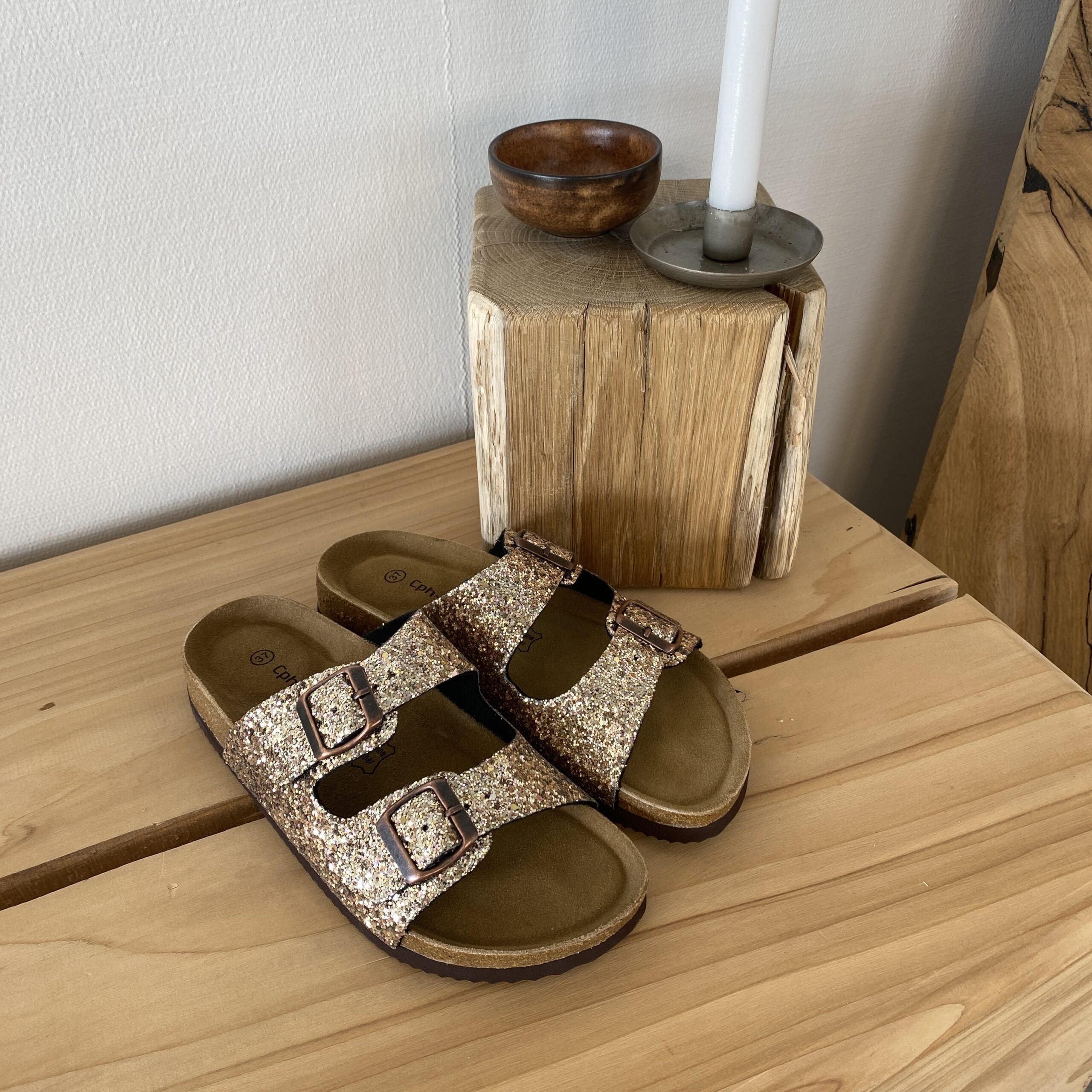 Cph biosandal med brede remme i guld glimmer.