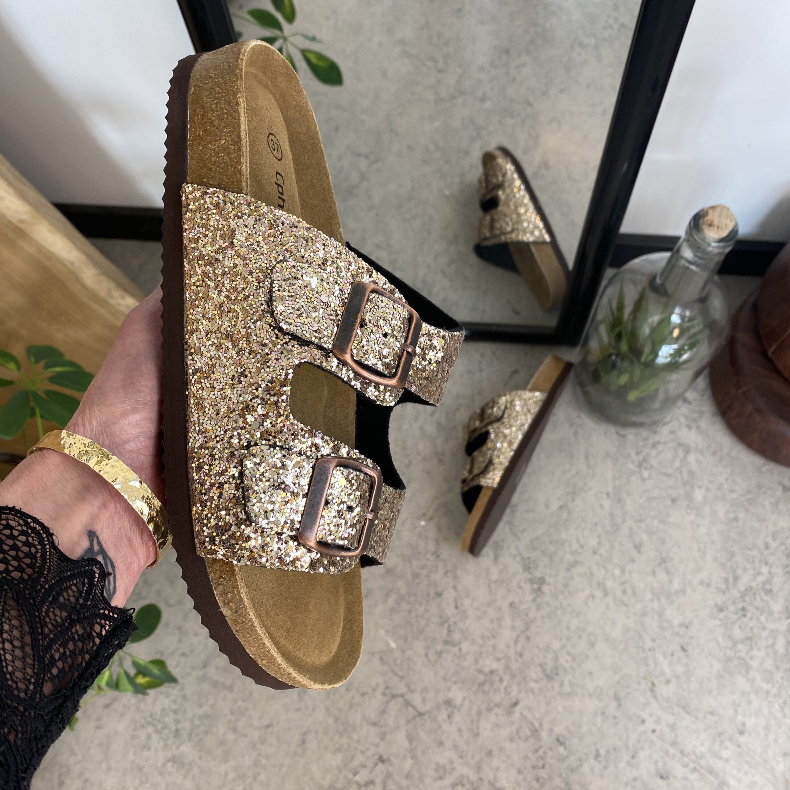 Cph biosandal med brede remme i guld glimmer.