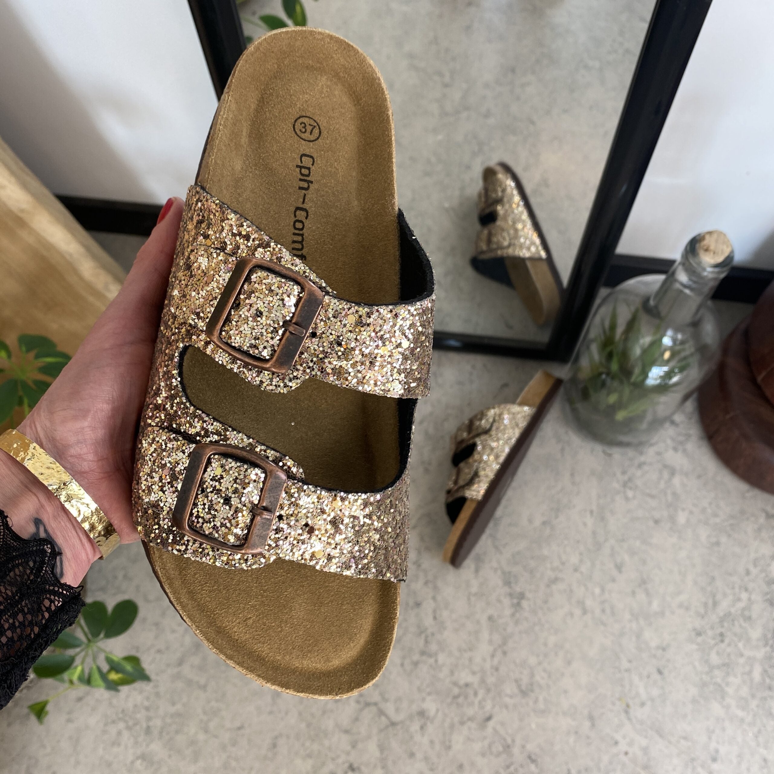 Cph biosandal med brede remme i guld glimmer.
