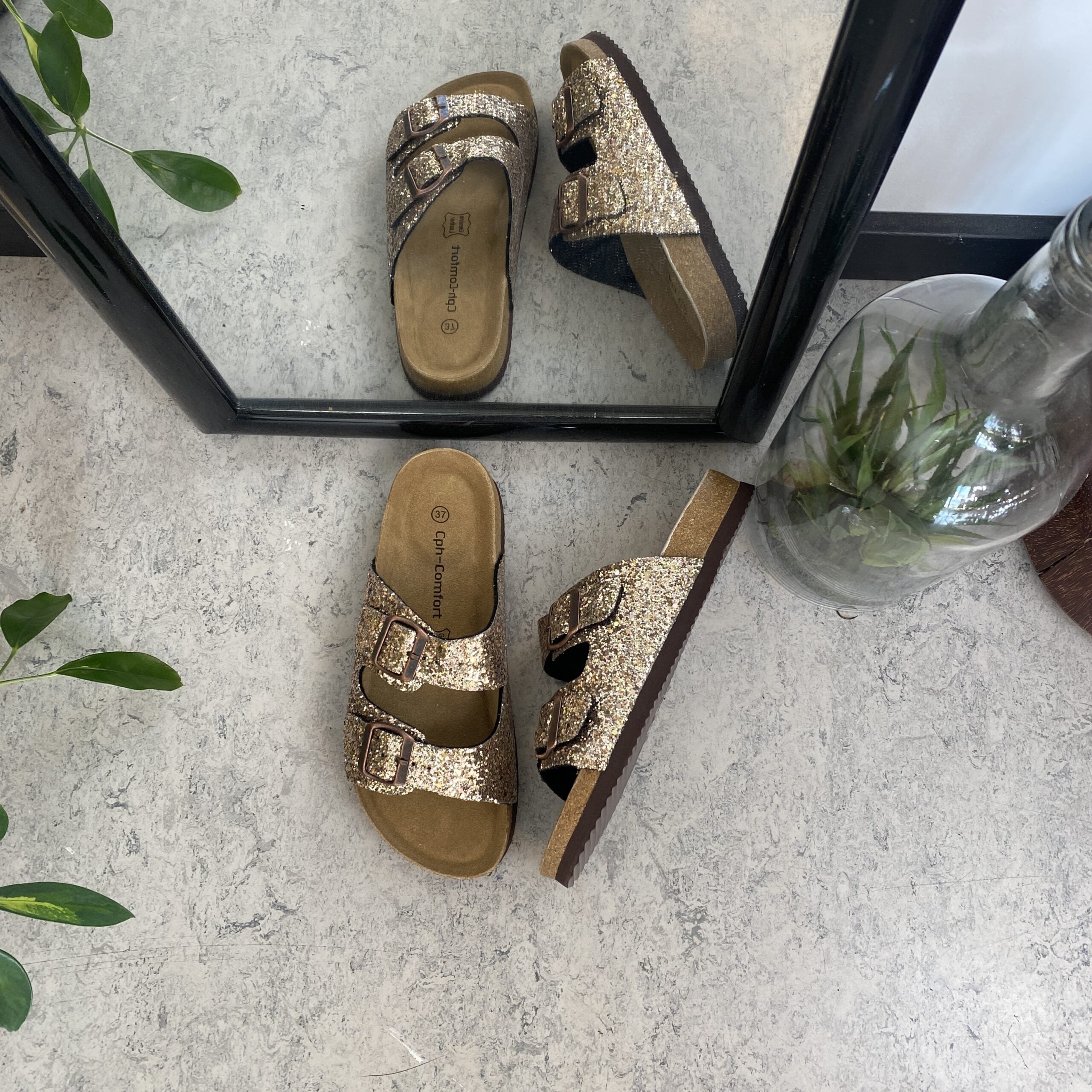 Cph biosandal med brede remme i guld glimmer.