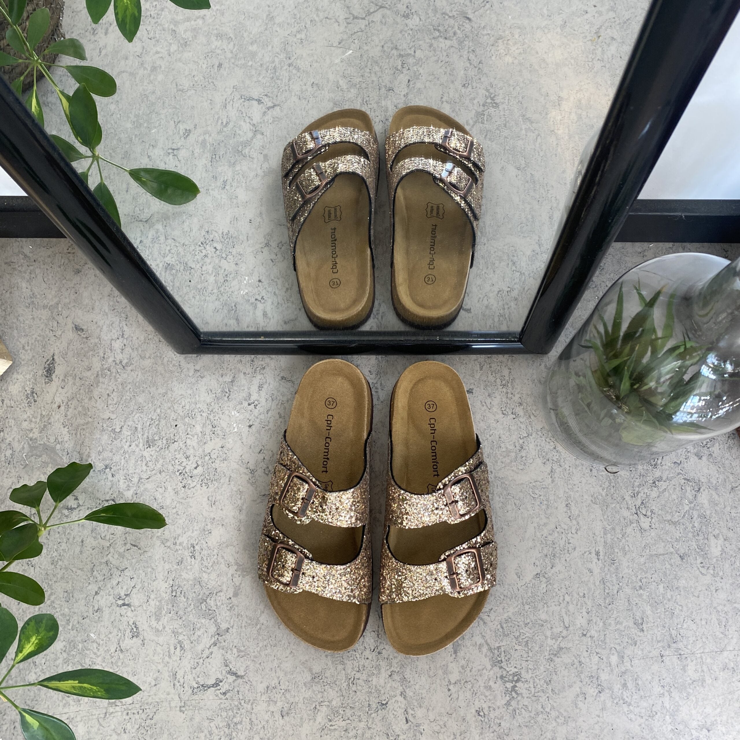 Cph biosandal med brede remme i guld glimmer.