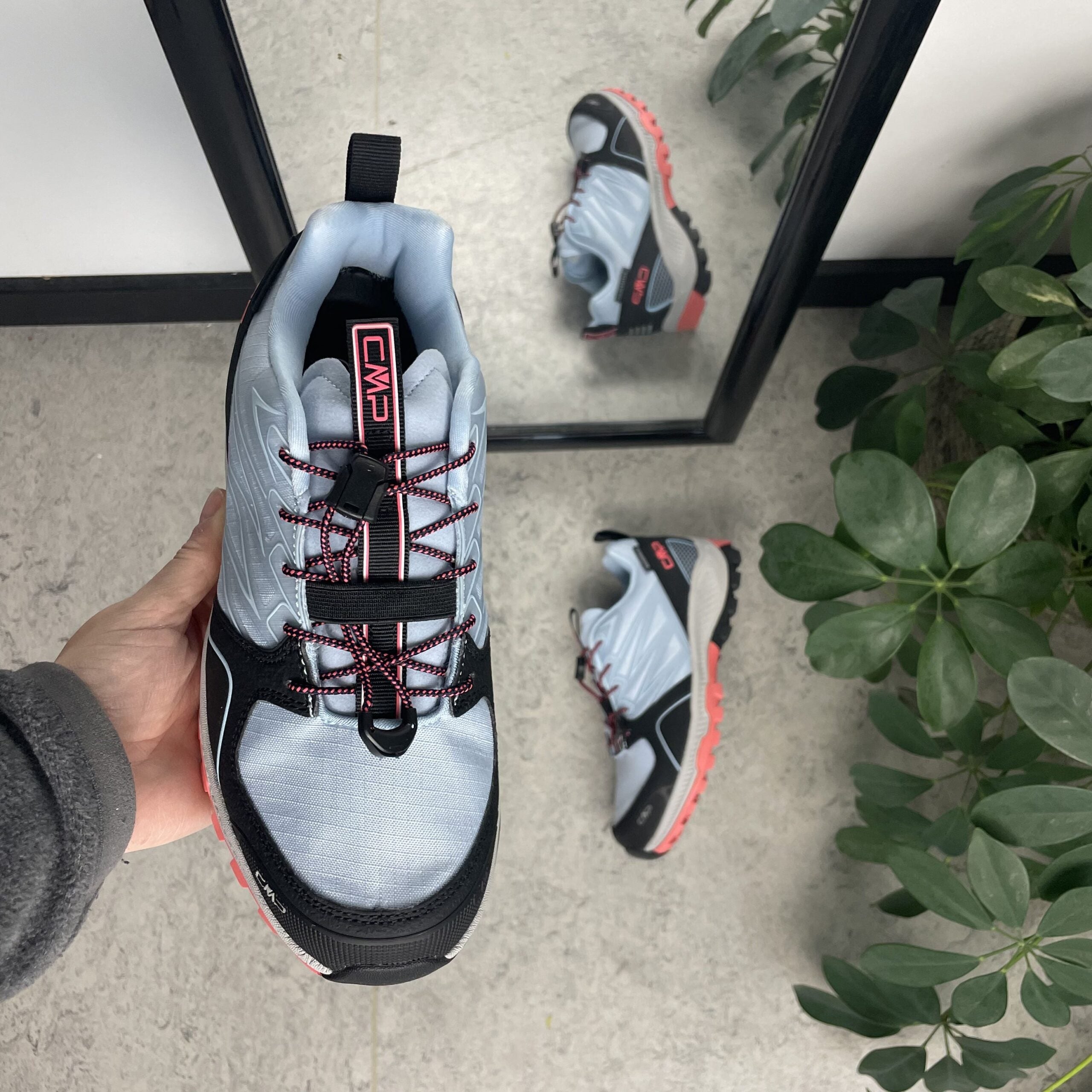 Lyseblå løbesko fra CMP med pink og sorte detaljer