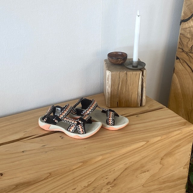 Letvægtssandal fra CMP i koral og sand – komfortabel og justerbar med zigzag-detaljer