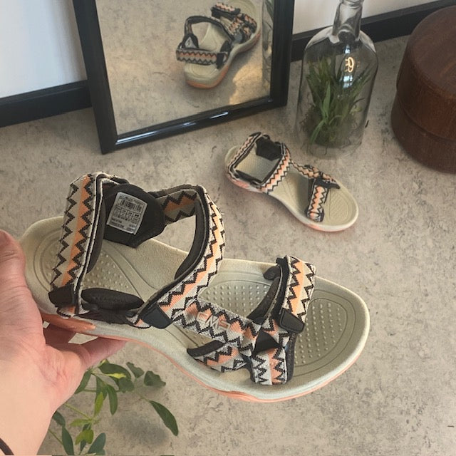 Letvægtssandal fra CMP i koral og sand – komfortabel og justerbar med zigzag-detaljer