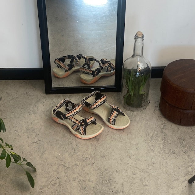 Letvægtssandal fra CMP i koral og sand – komfortabel og justerbar med zigzag-detaljer