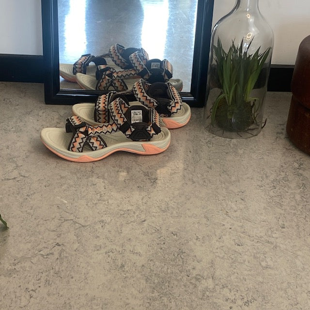 Letvægtssandal fra CMP i koral og sand – komfortabel og justerbar med zigzag-detaljer