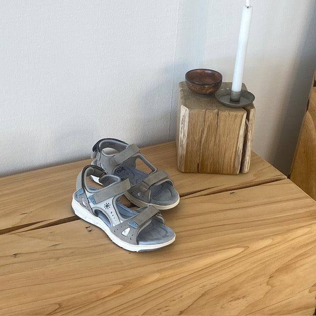 Relife damesandal med velcro og massage-sål – sølvgrå med blå detaljer