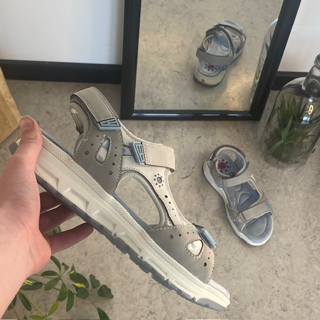 Relife damesandal med velcro og massage-sål – sølvgrå med blå detaljer