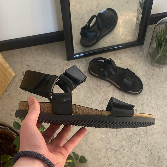 Sort Nature sandal i læder med tre justerbare remme