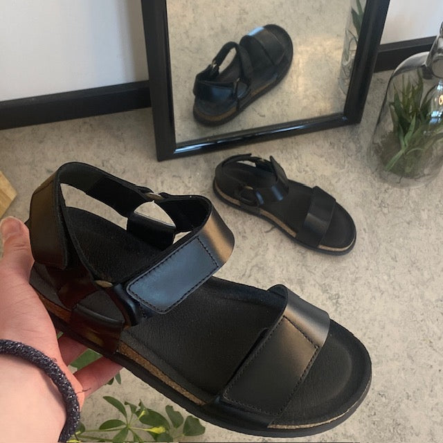 Sort Nature sandal i læder med tre justerbare remme