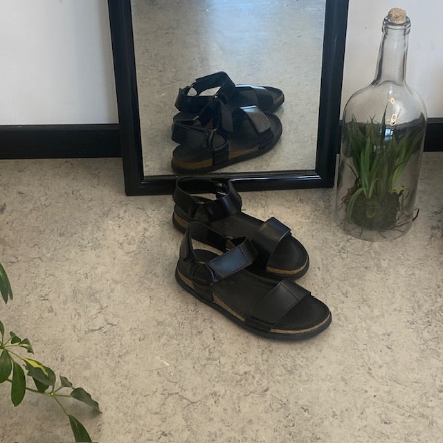 Sort Nature sandal i læder med tre justerbare remme
