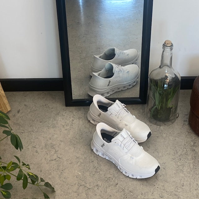 Hvid Skechers Slip-Ins sko med masser af støddæmpning
