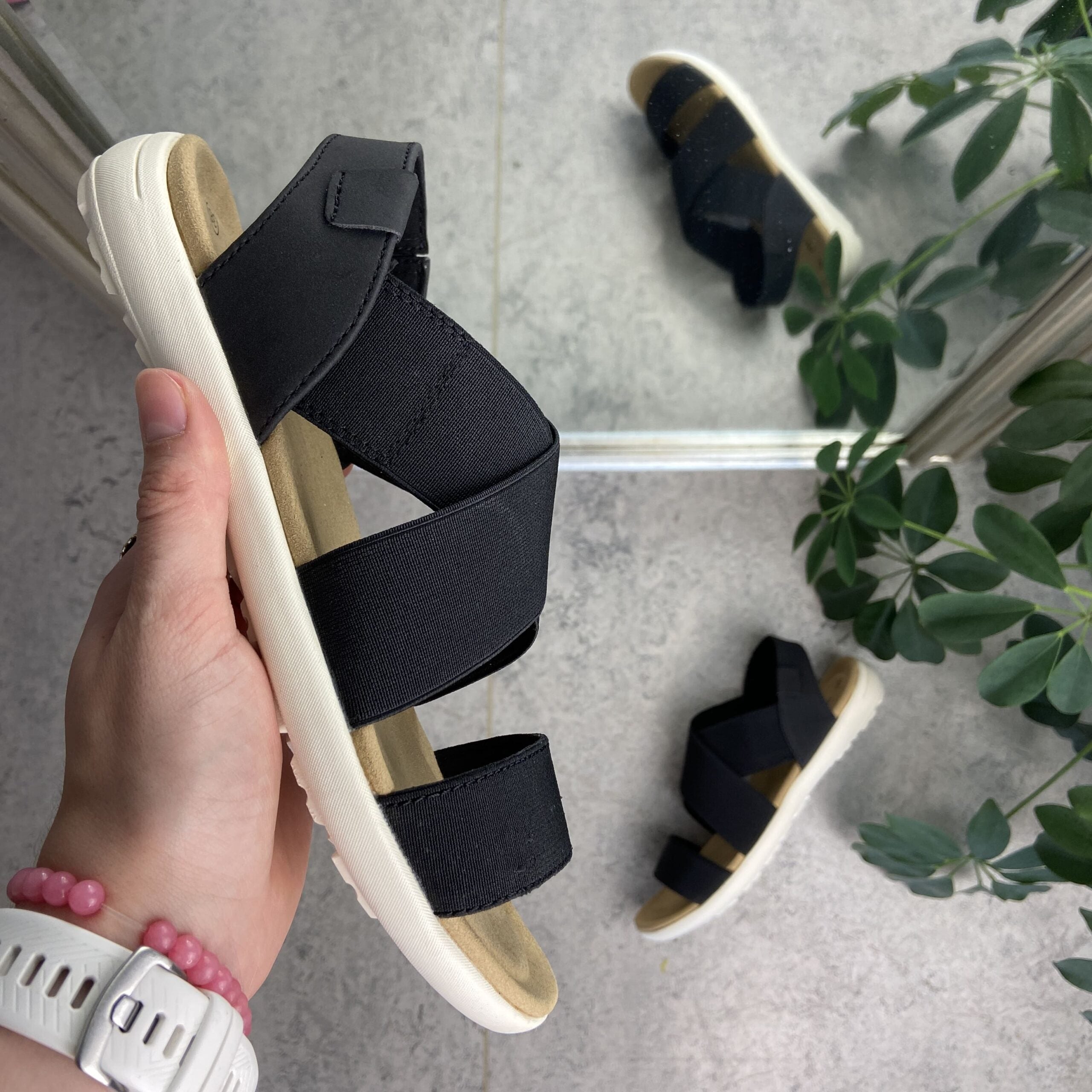 Sort sandal med bred elastik over vristen