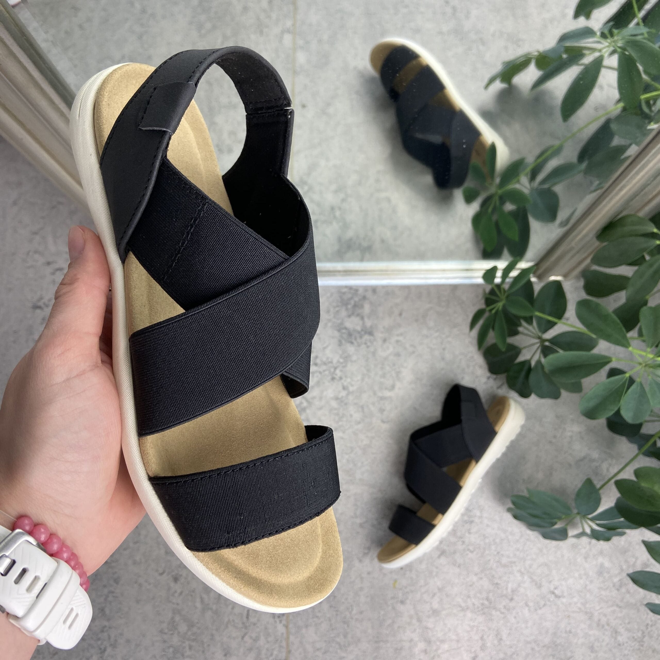 Sort sandal med bred elastik over vristen