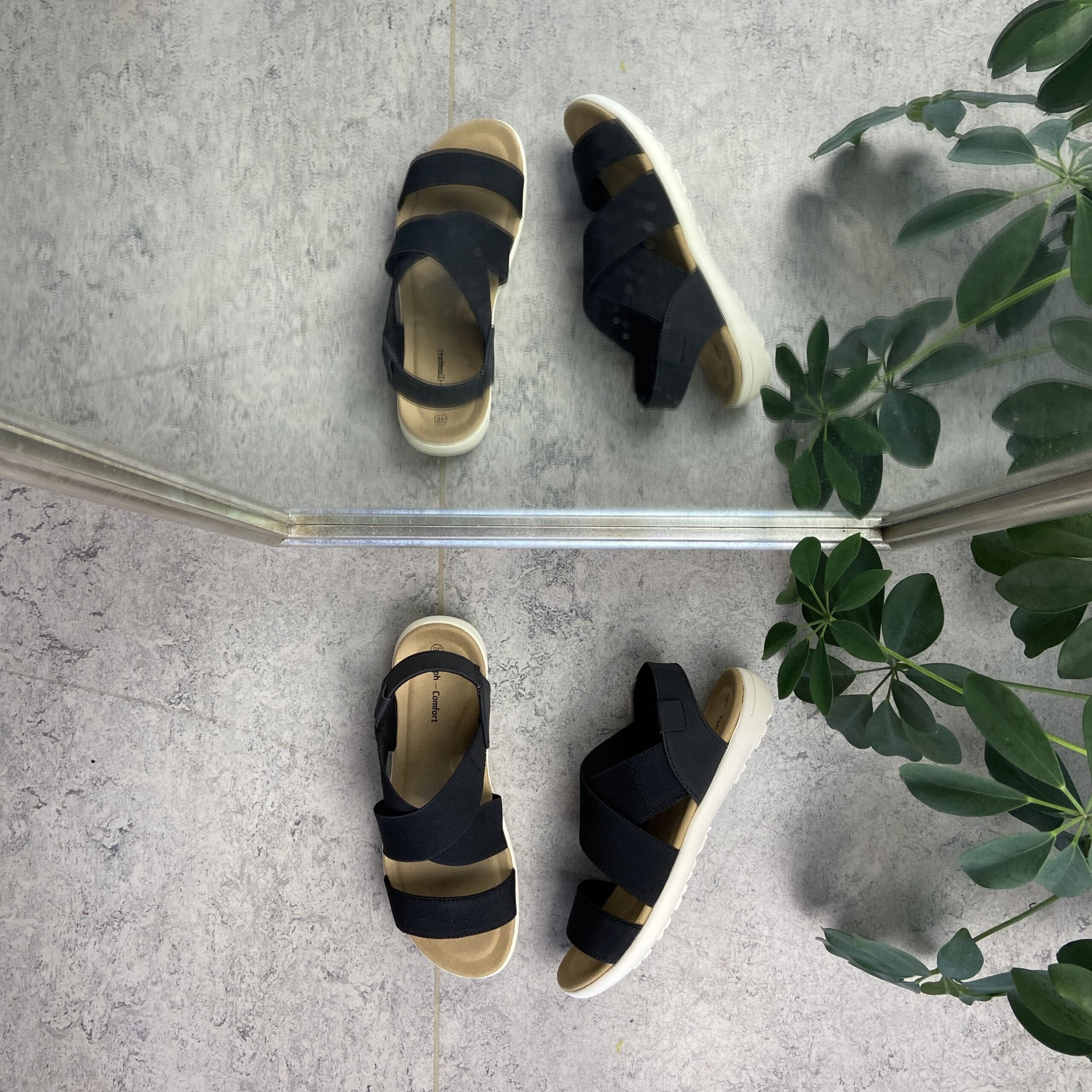 Sort sandal med bred elastik over vristen