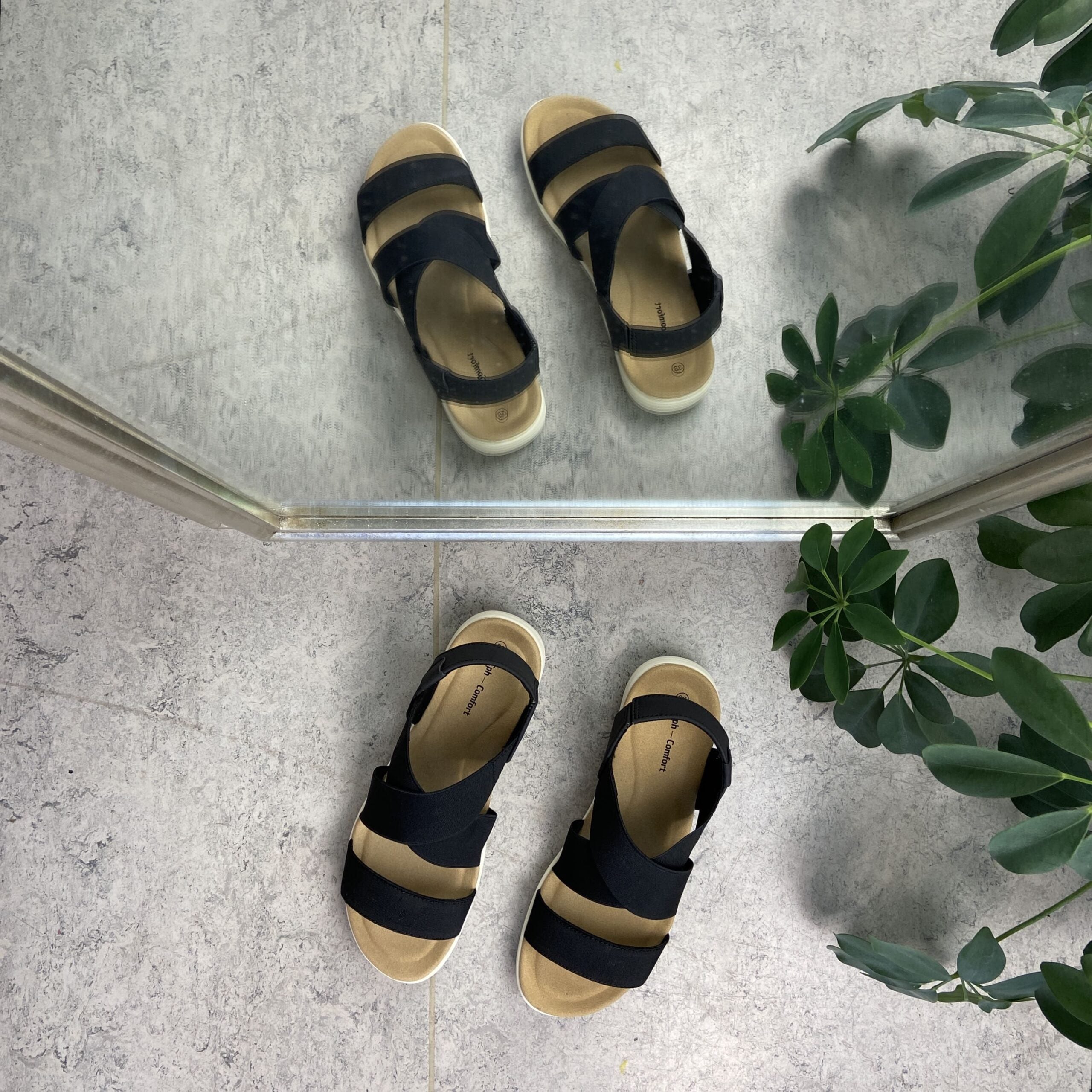 Sort sandal med bred elastik over vristen