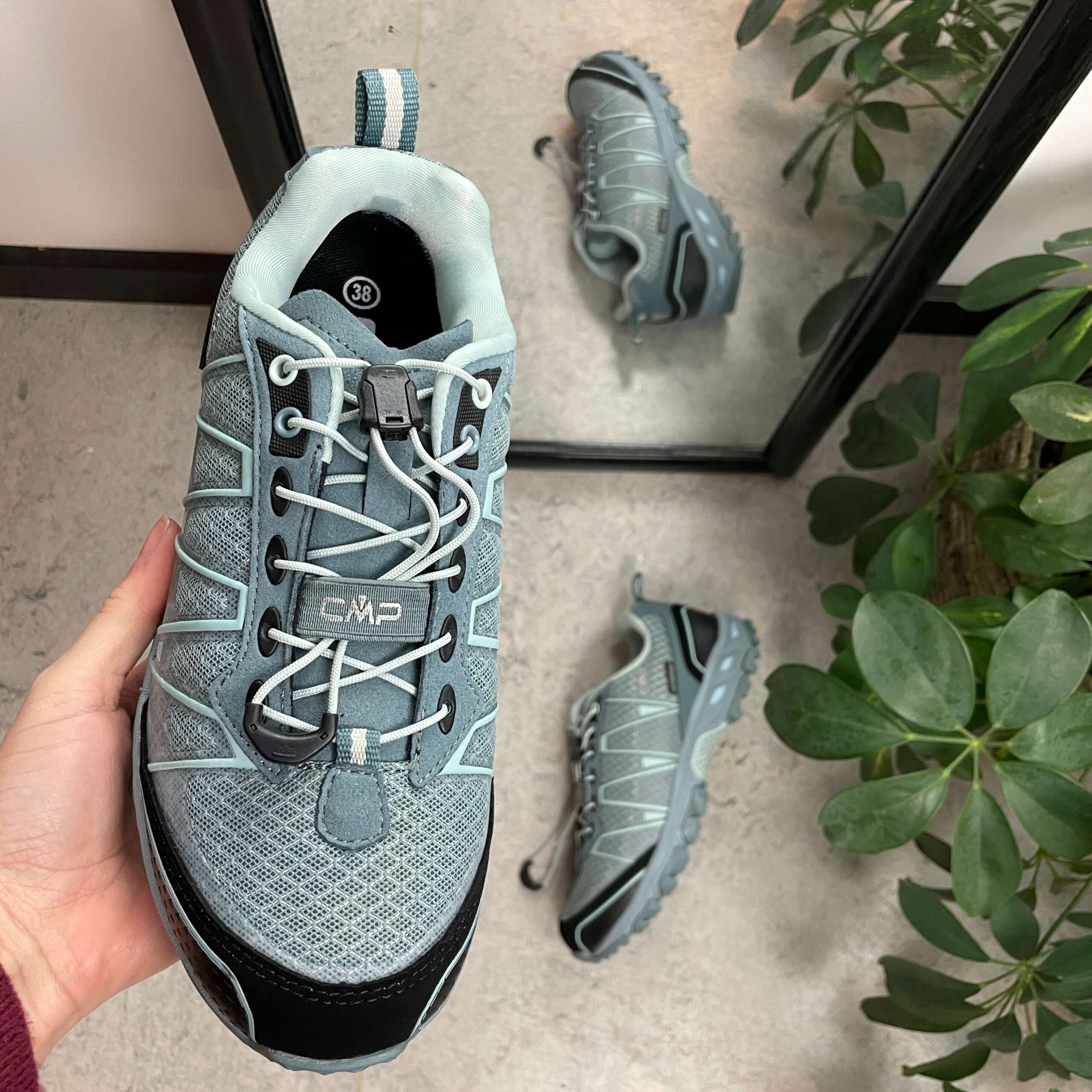 Lyseblå vandtæt vandresko