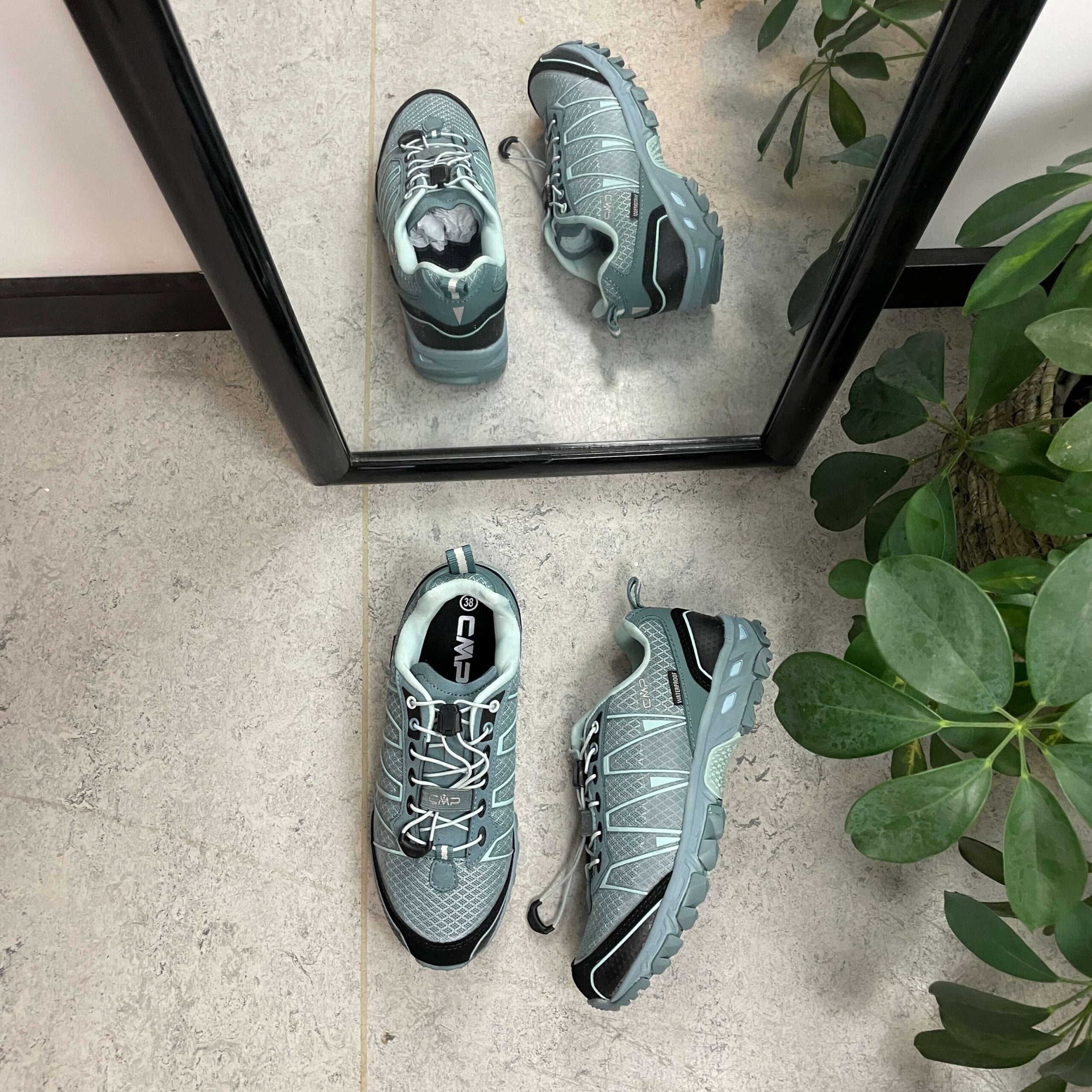 Lyseblå vandtæt vandresko