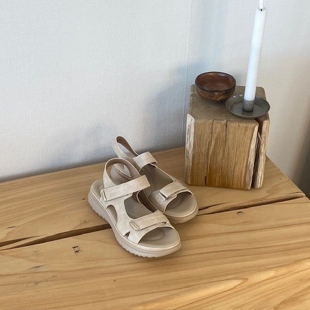 Elegant hverdagssandal i lys beige – til dig, der værdsætter både komfort og stil