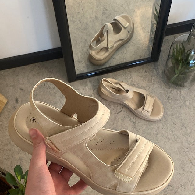 Elegant hverdagssandal i lys beige – til dig, der værdsætter både komfort og stil