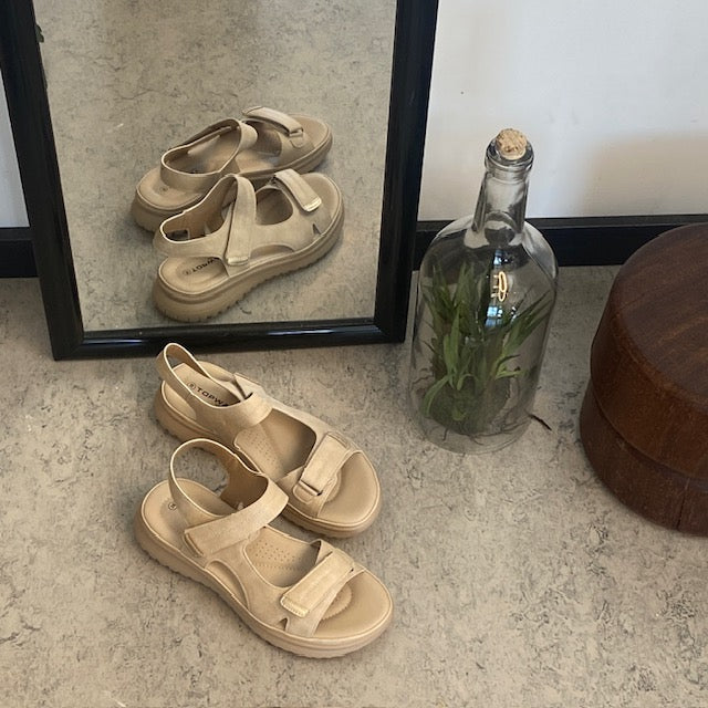 Elegant hverdagssandal i lys beige – til dig, der værdsætter både komfort og stil