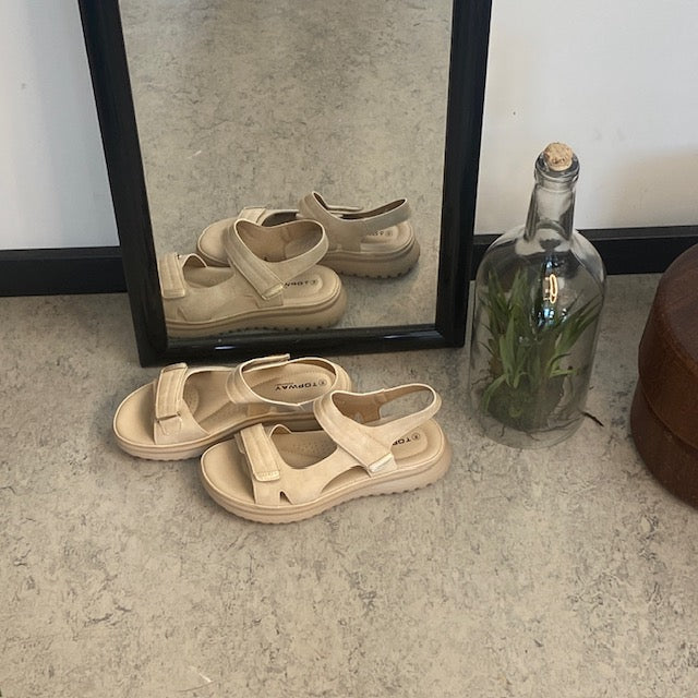 Elegant hverdagssandal i lys beige – til dig, der værdsætter både komfort og stil