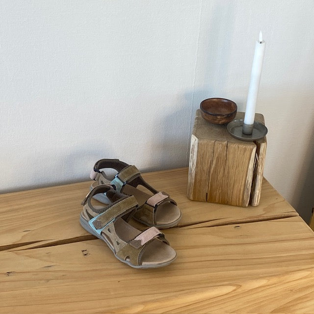 Farverig sporty sandal med velcro i pastelnuancer – ergonomisk komfort & feminin stil