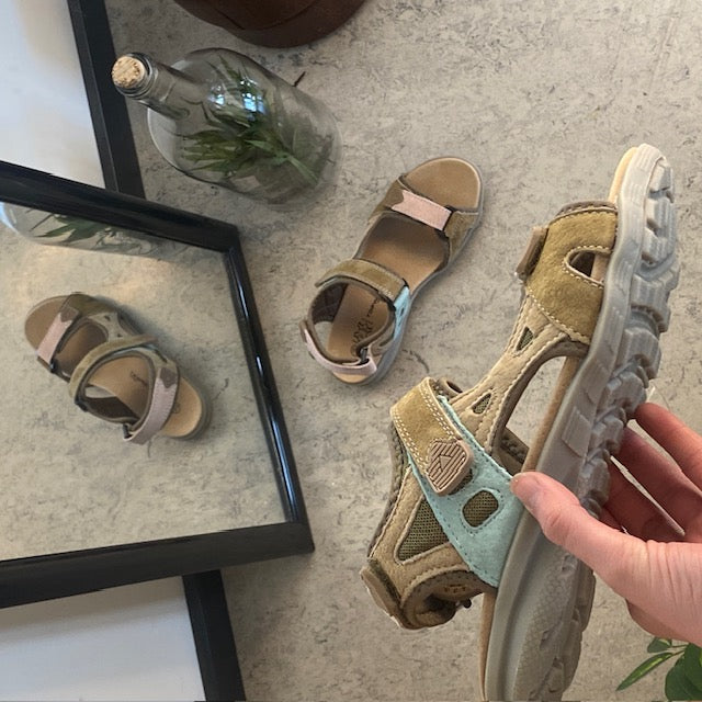 Farverig sporty sandal med velcro i pastelnuancer – ergonomisk komfort & feminin stil
