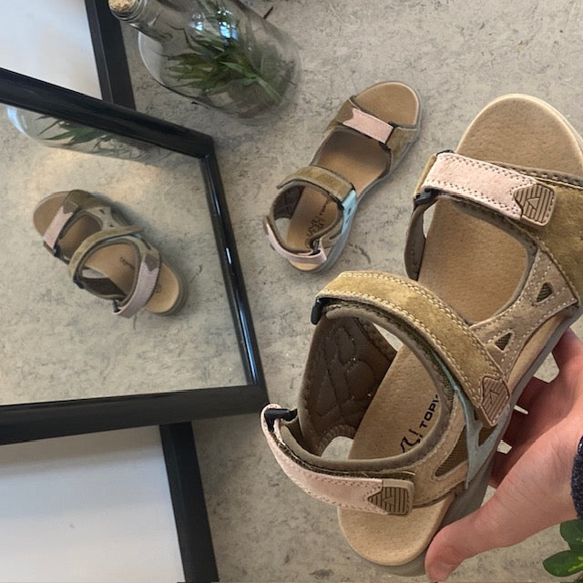 Farverig sporty sandal med velcro i pastelnuancer – ergonomisk komfort & feminin stil