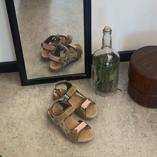 Farverig sporty sandal med velcro i pastelnuancer – ergonomisk komfort & feminin stil