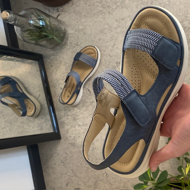 Navy komfortsandal med elastik og velcro – stilfuld støtte hele dagen