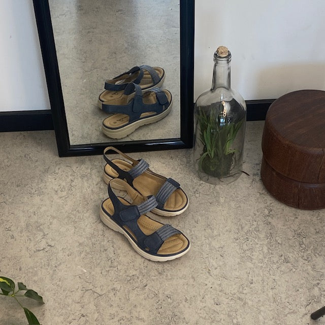 Navy komfortsandal med elastik og velcro – stilfuld støtte hele dagen