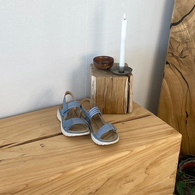 Blå komfortsandal med elastiske detaljer og velcrolukning