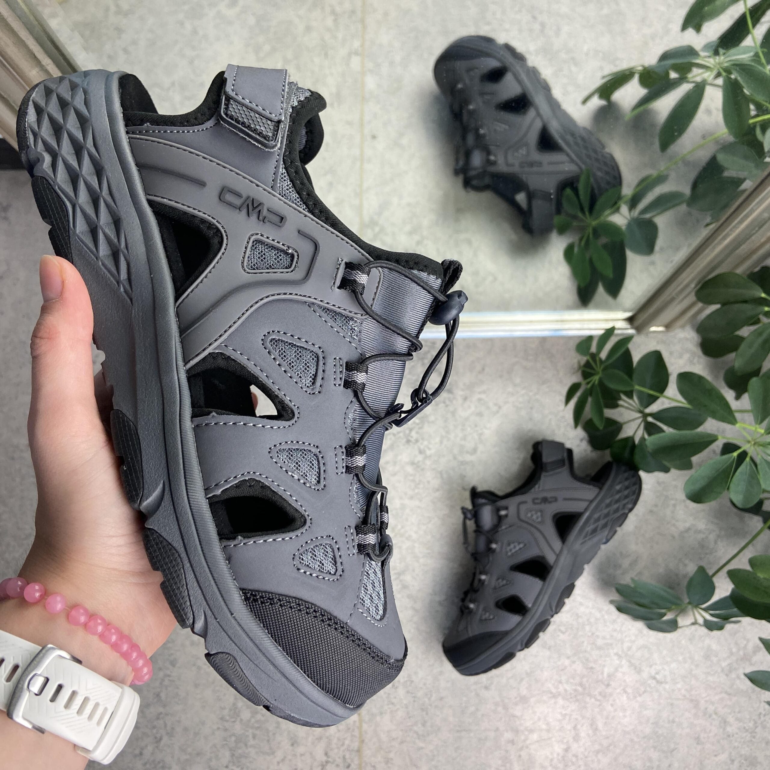 Lukket vandre sandal i grå fra CMP